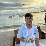 Sebastián Villalobos Instagram - 1. un tipo serio en Margarita 2. el mismo tipo pero no tan serio 3. dominó y agüita e coco 4. unos betas burda e panas 5. genuinamente perdido en la belleza de este país 6. qué vivan los novios, nojodaaaa 🤵🏻‍♂️👰🏽‍♀️ 7. en alta como el dron 8. wedding breakers 9. un beboteo serio 10. no me acuerdo en qué momento se tomó esa foto Isla Margarita