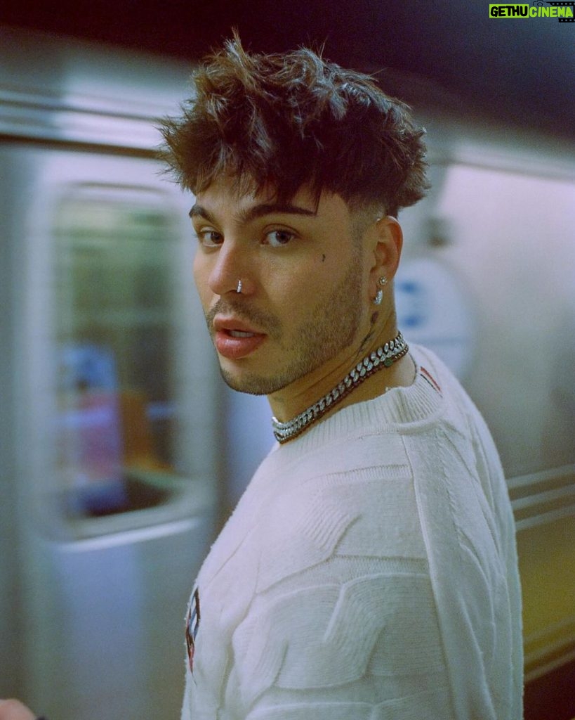 Sebastián Villalobos Instagram - jugando a ser modelo en niu shork 🗽 by @juligphotography_ New York City