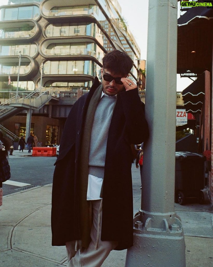 Sebastián Villalobos Instagram - jugando a ser modelo en niu shork 🗽 by @juligphotography_ New York City