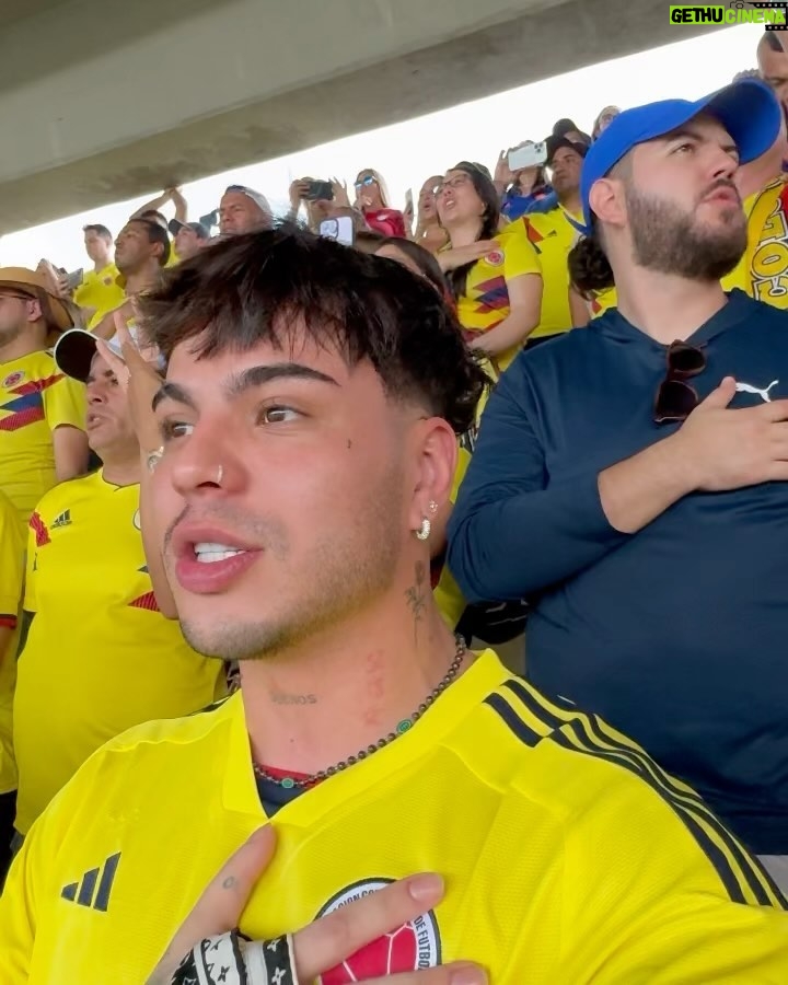 Sebastián Villalobos Instagram - HY CUMPLÍ UN SUEÑO DE NIÑO 🥺🔥 QUÉ CHIMBA MI PRIMERA VEZ EN UN ESTADIO VIENDO FUTBOL Y QUÉ MEJOR MANERA QUE VIENDO A LA SELE 🫶🏼🇨🇴✨ ENTRE GRITOS, BATALLAS DE CERVEZA, RISAS, SUFRIDERA, INSULTOS, CELEBRACIONES… HOY NO GANAMOS, PERO FUE UN GRAN PARTIDO Y ME LO DISFRUTÉ DE INICIO A FIN, QUIERO YA IR AL PRÓXIMOOOOOO ⚽🇨🇴 Barranquilla Atlantico