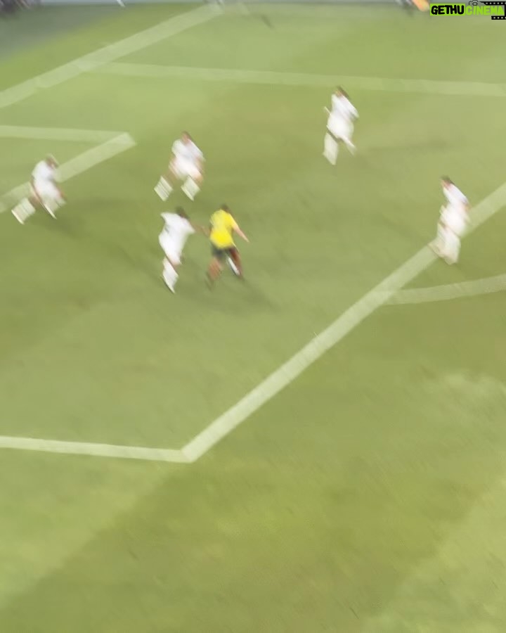 Sebastián Villalobos Instagram - HY CUMPLÍ UN SUEÑO DE NIÑO 🥺🔥 QUÉ CHIMBA MI PRIMERA VEZ EN UN ESTADIO VIENDO FUTBOL Y QUÉ MEJOR MANERA QUE VIENDO A LA SELE 🫶🏼🇨🇴✨ ENTRE GRITOS, BATALLAS DE CERVEZA, RISAS, SUFRIDERA, INSULTOS, CELEBRACIONES… HOY NO GANAMOS, PERO FUE UN GRAN PARTIDO Y ME LO DISFRUTÉ DE INICIO A FIN, QUIERO YA IR AL PRÓXIMOOOOOO ⚽️🇨🇴 Barranquilla Atlantico