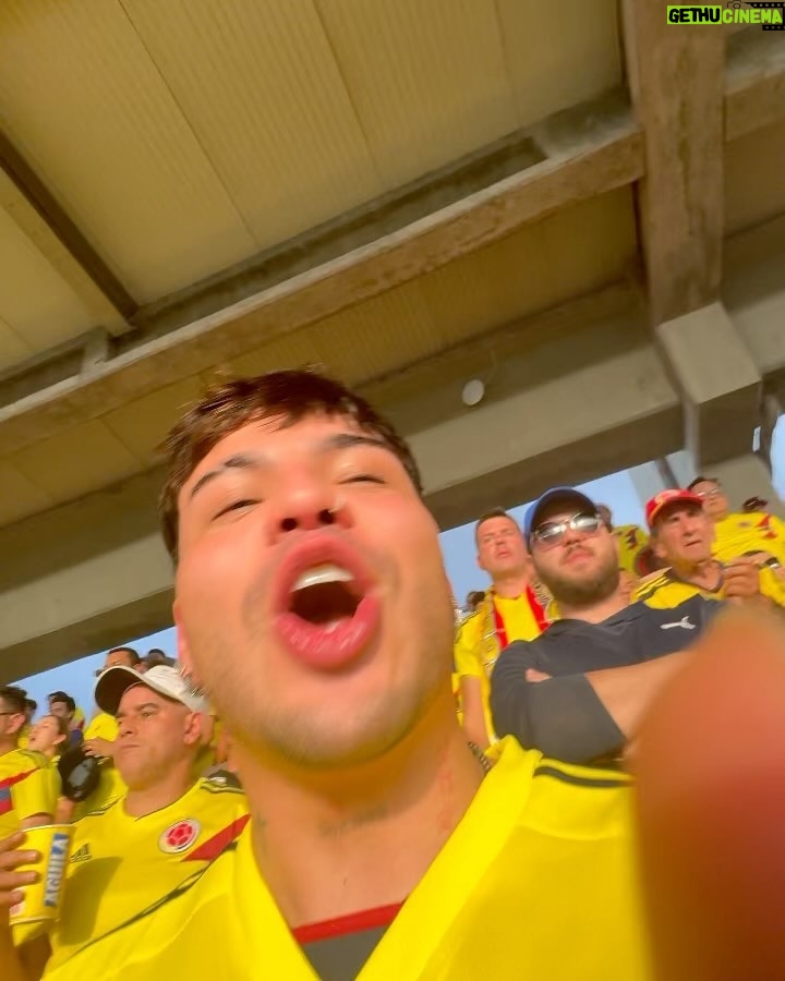 Sebastián Villalobos Instagram - HY CUMPLÍ UN SUEÑO DE NIÑO 🥺🔥 QUÉ CHIMBA MI PRIMERA VEZ EN UN ESTADIO VIENDO FUTBOL Y QUÉ MEJOR MANERA QUE VIENDO A LA SELE 🫶🏼🇨🇴✨ ENTRE GRITOS, BATALLAS DE CERVEZA, RISAS, SUFRIDERA, INSULTOS, CELEBRACIONES… HOY NO GANAMOS, PERO FUE UN GRAN PARTIDO Y ME LO DISFRUTÉ DE INICIO A FIN, QUIERO YA IR AL PRÓXIMOOOOOO ⚽🇨🇴 Barranquilla Atlantico