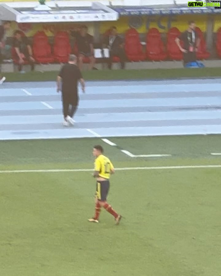 Sebastián Villalobos Instagram - HY CUMPLÍ UN SUEÑO DE NIÑO 🥺🔥 QUÉ CHIMBA MI PRIMERA VEZ EN UN ESTADIO VIENDO FUTBOL Y QUÉ MEJOR MANERA QUE VIENDO A LA SELE 🫶🏼🇨🇴✨ ENTRE GRITOS, BATALLAS DE CERVEZA, RISAS, SUFRIDERA, INSULTOS, CELEBRACIONES… HOY NO GANAMOS, PERO FUE UN GRAN PARTIDO Y ME LO DISFRUTÉ DE INICIO A FIN, QUIERO YA IR AL PRÓXIMOOOOOO ⚽️🇨🇴 Barranquilla Atlantico