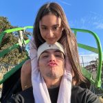 Sebastián Villalobos Instagram - En épocas como estas, quiero aprovechar para hablar de lo difícil que a veces es perdonar, pero lo mucho que vale la pena hacerlo. Hace un año, decidí buscar a mi papá después de casi 20 años sin tener ningún tipo de comunicación con él y es una decisión que siempre agradeceré haber tomado. Hoy tengo el corazón más tranquilo, lleno y más feliz. Tengo dos hermanos más (ella, la princesa con los ojos más hermosos del mundo; él, con una voz y un talento mágico) y casi por primera vez sé lo que se siente tener un papá. Es un proceso largo y la verdad es que todavía estamos en él, pero le doy Gracias a Dios y gracias a la vida por darme este rayo de luz y esta recarga de amor. Todos los procesos son diferentes y lejos de querer que corran a buscar a esa persona que se fue de sus vidas, sí me gustaría que contemplaran EL PERDÓN y lo abrazaran con todas sus fuerzas . Por nadie más que por ustedes. Mereces no cargar con esos pesos que no te corresponden. Te abrazo y que ojalá estés teniendo un lindo día.