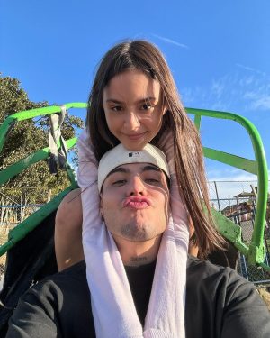 Sebastián Villalobos Instagram - En épocas como estas, quiero aprovechar para hablar de lo difícil que a veces es perdonar, pero lo mucho que vale la pena hacerlo. Hace un año, decidí buscar a mi papá después de casi 20 años sin tener ningún tipo de comunicación con él y es una decisión que siempre agradeceré haber tomado. Hoy tengo el corazón más tranquilo, lleno y más feliz. Tengo dos hermanos más (ella, la princesa con los ojos más hermosos del mundo; él, con una voz y un talento mágico) y casi por primera vez sé lo que se siente tener un papá. Es un proceso largo y la verdad es que todavía estamos en él, pero le doy Gracias a Dios y gracias a la vida por darme este rayo de luz y esta recarga de amor. Todos los procesos son diferentes y lejos de querer que corran a buscar a esa persona que se fue de sus vidas, sí me gustaría que contemplaran EL PERDÓN y lo abrazaran con todas sus fuerzas . Por nadie más que por ustedes. Mereces no cargar con esos pesos que no te corresponden. Te abrazo y que ojalá estés teniendo un lindo día.