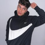 Sebastián Villalobos Instagram – hola, mi nombre es sebastian, en las redes sociales la gente cree conocerme, pero en realidad hay muchas cosas que creo que no saben de mí, ahora mismo sólo puedo utilizar la mano izquierda (misma con la que estoy escribiendo esto) porque tuve un accidente jugando fútbol hace algunas semanas y no tener mi mano me ha hecho detenerme y reflexionar sobre muchas cosas de mí, de mi vida, de todo lo que me rodea y quienes me rodean también. No sé si es que todo lo que está pasando en mi vida se puso de acuerdo para enseñarme a la fuerza tantas cosas que estoy aprendiendo últimamente, sea lo que sea, sólo puedo dar gracias. A través de los años he compartido por aquí en Internet aspectos de mi vida que me hacen sentir orgulloso y que de alguna manera me ayudan a sentirme mejor conmigo mismo, así que hoy decidí abrir una puerta y así como les mostré mis ángeles, ahora quiero presentarles mis demonios, porque yo soy una persona bien complicada… a veces ni yo mismo me aguanto, me cuesta confiar en las personas, suelo huir de los lugares que me causan miedo e inseguridad, tengo un temperamento bastante fuerte… el cual si lo combinamos con la poca paciencia que tengo puede ocasionar situaciones explosivas, me exijo demasiado y suelo ser muy duro conmigo mismo… a veces quizá un poco cruel, tengo muchísimas inseguridades en mí y creo que es la razón por la cual no logro construir ninguna relación (sigo en los comentarios)