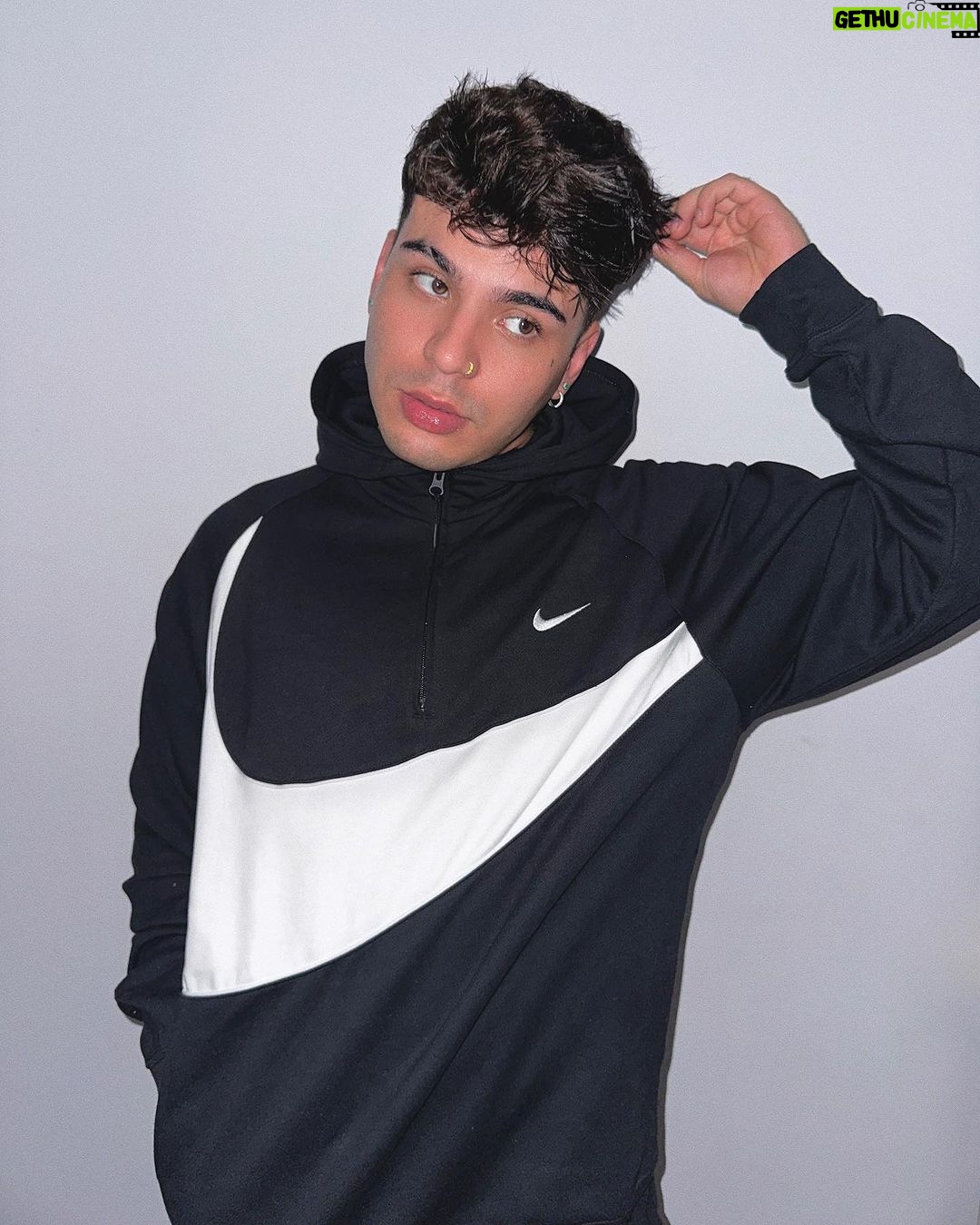 Sebastián Villalobos Instagram - hola, mi nombre es sebastian, en las redes sociales la gente cree conocerme, pero en realidad hay muchas cosas que creo que no saben de mí, ahora mismo sólo puedo utilizar la mano izquierda (misma con la que estoy escribiendo esto) porque tuve un accidente jugando fútbol hace algunas semanas y no tener mi mano me ha hecho detenerme y reflexionar sobre muchas cosas de mí, de mi vida, de todo lo que me rodea y quienes me rodean también. No sé si es que todo lo que está pasando en mi vida se puso de acuerdo para enseñarme a la fuerza tantas cosas que estoy aprendiendo últimamente, sea lo que sea, sólo puedo dar gracias. A través de los años he compartido por aquí en Internet aspectos de mi vida que me hacen sentir orgulloso y que de alguna manera me ayudan a sentirme mejor conmigo mismo, así que hoy decidí abrir una puerta y así como les mostré mis ángeles, ahora quiero presentarles mis demonios, porque yo soy una persona bien complicada… a veces ni yo mismo me aguanto, me cuesta confiar en las personas, suelo huir de los lugares que me causan miedo e inseguridad, tengo un temperamento bastante fuerte… el cual si lo combinamos con la poca paciencia que tengo puede ocasionar situaciones explosivas, me exijo demasiado y suelo ser muy duro conmigo mismo… a veces quizá un poco cruel, tengo muchísimas inseguridades en mí y creo que es la razón por la cual no logro construir ninguna relación (sigo en los comentarios)