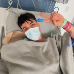Sebastián Villalobos Instagram – Despertando de la cirugía ✌🏼😷 GRACIAS INFINITAS POR TODOS SUS MENSAJES LLENOS DE LINDA ENERGÍA, ESPERO PRONTO MI MANO ESTÉ COMO NUEVA! LOS AMO ❤️‍🩹 *escribiendo esto con la zurda*