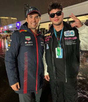 Sebastián Villalobos Instagram - 1. CHECO IN DA HOUSE 🇲🇽🔥

2. Posando con la copa 🏎️💨 (no sé cómo terminó en mis manos)

3. Corrí en la pista (a pequeña escala) gracias al equipo de @espndeportes 🥰🏁 (y perdí)

4. Vi la pista sola y no podía desaprovechar la oportunidad de tomarme una foto ahí ✌🏼

5. Llegando a la fiesta de @espn ✨ estuvo bueeeeeena

6. Me encontré con uno de mis jugadores de futbol favoritos! ⚽️🇸🇪

7. Tanta emoción necesita hidratación 😂

8. TUVE EL CONTROL DE CHARLES LECLERC EN MIS MANOS 🏁

9. EL PIT LINE Y OTRAS EXPERIENCIAS BRUTALES HACÍAN PARTE DEL PADDOCK GRACIAS A @ESPNDeportes 🫶🏼🥰 LOS AMOOO GRACIAS

10. RECAP. DE LOS MEJORES MOMENTOS DE MI EXPERIENCIA EN LA F1 LAS VEGAS CON @espndeportes ❤️‍🔥

#LasVegasGP #F1 #ESPNDEPORTESPARTNER 
#Ad