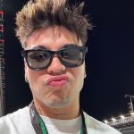 Sebastián Villalobos Instagram - Volver a las Vegas después de tanto tiempo, con la excusa de estar en F1, está siendo una de las experiencias más épicas en mucho tiempo. He sido fan de la F1 hace realmente muy poco tiempo, pero el respeto y admiración hacia todas las personas que hacen parte de este deporte tan exacto, tan preciso y tan riesgoso, es inevitable. Gracias a @espndeportes por invitarme a vivir esta experiencia y por siempre transmitir por sus pantallas todo la emoción de la Fórmula 1 🏁♥️ YA QUIERO QUE SEA LA CARERAAAAA!!! #ESPNDeportespartner #F1 #LasVegasGP Las Vegas, Nevada