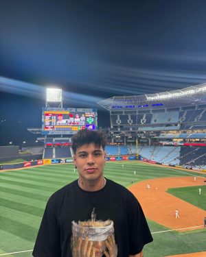 Sebastián Villalobos Instagram - Conocer este país ha sido verdaderamente un sueño cumplido. Desde niño escuché muchas historias sobre Venezuela, desde mi familia, que crearon en mí la ilusión de conocer algún día. Cuando la crisis comenzó, estas ganas de conocer empezar a verse un pilin perturbadas y ahora que el sol está empezando a brillar de nuevo, no podía perderme la oportunidad de venir a conocer y darme cuenta que las historias que escuchaba de niño se quedaron cortas al conocer la inmensidad y magia que tiene este país. Poco más de una semana llevo aquí y entre las borracheras con Anís, los “betas”, los “panas”, la “ladilla”, el toddy😍, la cachapa, los “rolitrancoemamagüevos”, el beisbol, la gente, las vistas, el “se presta”, lo que me muero por conocer que aún no conozco y la energía tan linda con la que me han recibido… no logro definir qué ha sido mi cosa favorita. Gracias, Venezuela 🇻🇪 un país que a pesar de todo, se levanta y sonríe, NOJODAAAA! QUÉ VIVA VENEZUELA EN ESA MIERDA CABALLERO 😂 (pd: quiero mi cédula)