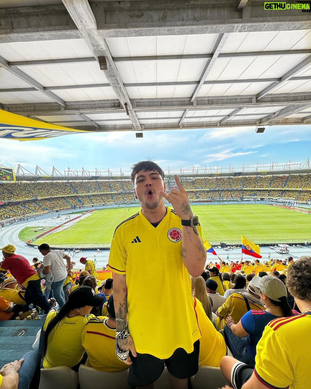 Sebastián Villalobos Instagram - HY CUMPLÍ UN SUEÑO DE NIÑO 🥺🔥 QUÉ CHIMBA MI PRIMERA VEZ EN UN ESTADIO VIENDO FUTBOL Y QUÉ MEJOR MANERA QUE VIENDO A LA SELE 🫶🏼🇨🇴✨ ENTRE GRITOS, BATALLAS DE CERVEZA, RISAS, SUFRIDERA, INSULTOS, CELEBRACIONES… HOY NO GANAMOS, PERO FUE UN GRAN PARTIDO Y ME LO DISFRUTÉ DE INICIO A FIN, QUIERO YA IR AL PRÓXIMOOOOOO ⚽️🇨🇴 Barranquilla Atlantico