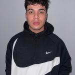 Sebastián Villalobos Instagram – hola, mi nombre es sebastian, en las redes sociales la gente cree conocerme, pero en realidad hay muchas cosas que creo que no saben de mí, ahora mismo sólo puedo utilizar la mano izquierda (misma con la que estoy escribiendo esto) porque tuve un accidente jugando fútbol hace algunas semanas y no tener mi mano me ha hecho detenerme y reflexionar sobre muchas cosas de mí, de mi vida, de todo lo que me rodea y quienes me rodean también. No sé si es que todo lo que está pasando en mi vida se puso de acuerdo para enseñarme a la fuerza tantas cosas que estoy aprendiendo últimamente, sea lo que sea, sólo puedo dar gracias. A través de los años he compartido por aquí en Internet aspectos de mi vida que me hacen sentir orgulloso y que de alguna manera me ayudan  a sentirme mejor conmigo mismo, así que hoy decidí abrir una puerta y así como les mostré mis ángeles, ahora quiero presentarles mis demonios, porque yo soy una persona bien complicada… a veces ni yo mismo me aguanto, me cuesta confiar en las personas, suelo huir de los lugares que me causan miedo e inseguridad, tengo un temperamento bastante fuerte… el cual si lo combinamos con la poca paciencia que tengo puede ocasionar situaciones explosivas, me exijo demasiado y suelo ser muy duro conmigo mismo… a veces quizá un poco cruel, tengo muchísimas inseguridades en mí y creo que es la razón por la cual no logro construir ninguna relación (sigo en los comentarios)