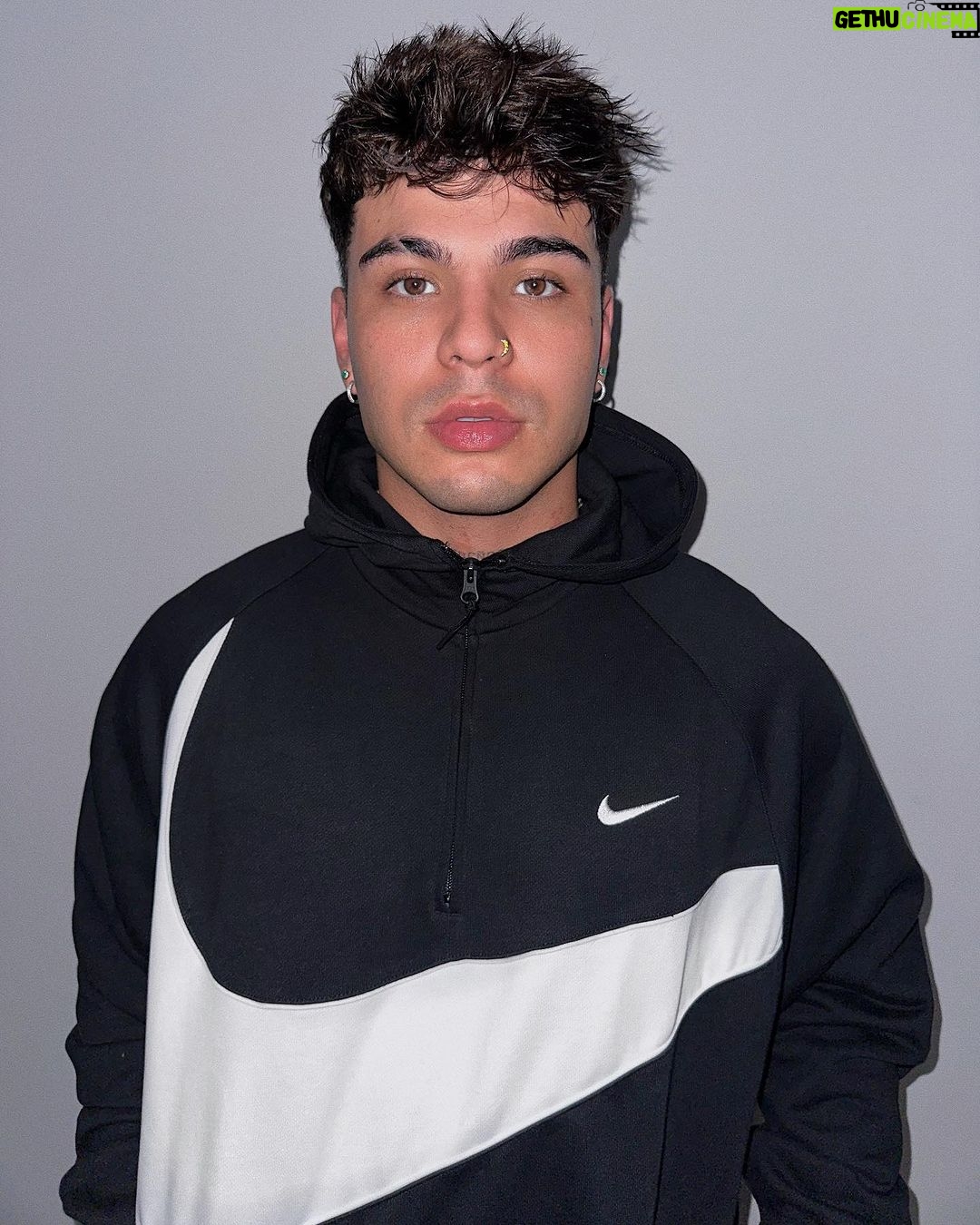 Sebastián Villalobos Instagram - hola, mi nombre es sebastian, en las redes sociales la gente cree conocerme, pero en realidad hay muchas cosas que creo que no saben de mí, ahora mismo sólo puedo utilizar la mano izquierda (misma con la que estoy escribiendo esto) porque tuve un accidente jugando fútbol hace algunas semanas y no tener mi mano me ha hecho detenerme y reflexionar sobre muchas cosas de mí, de mi vida, de todo lo que me rodea y quienes me rodean también. No sé si es que todo lo que está pasando en mi vida se puso de acuerdo para enseñarme a la fuerza tantas cosas que estoy aprendiendo últimamente, sea lo que sea, sólo puedo dar gracias. A través de los años he compartido por aquí en Internet aspectos de mi vida que me hacen sentir orgulloso y que de alguna manera me ayudan a sentirme mejor conmigo mismo, así que hoy decidí abrir una puerta y así como les mostré mis ángeles, ahora quiero presentarles mis demonios, porque yo soy una persona bien complicada… a veces ni yo mismo me aguanto, me cuesta confiar en las personas, suelo huir de los lugares que me causan miedo e inseguridad, tengo un temperamento bastante fuerte… el cual si lo combinamos con la poca paciencia que tengo puede ocasionar situaciones explosivas, me exijo demasiado y suelo ser muy duro conmigo mismo… a veces quizá un poco cruel, tengo muchísimas inseguridades en mí y creo que es la razón por la cual no logro construir ninguna relación (sigo en los comentarios)