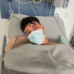 Sebastián Villalobos Instagram – Despertando de la cirugía ✌🏼😷 GRACIAS INFINITAS POR TODOS SUS MENSAJES LLENOS DE LINDA ENERGÍA, ESPERO PRONTO MI MANO ESTÉ COMO NUEVA! LOS AMO ❤️‍🩹 *escribiendo esto con la zurda*
