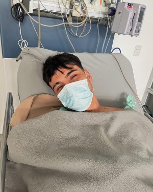 Sebastián Villalobos Instagram - Despertando de la cirugía ✌🏼😷 GRACIAS INFINITAS POR TODOS SUS MENSAJES LLENOS DE LINDA ENERGÍA, ESPERO PRONTO MI MANO ESTÉ COMO NUEVA! LOS AMO ❤️‍🩹 *escribiendo esto con la zurda*