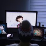 Sebastián Villalobos Instagram – No sé si todos sepan, pero hace algunos años.. estuve apunto de abandonar absolutamente todo lo que tenía que ver con redes sociales. No tenía nada de dinero, tenía 17 años (lo cual hacía que conseguir trabajo fuese más difícil), no tenía herramientas ni para grabar, ni para editar, etc. Habría sido un error garrafal, pero de no ser por 2 amigos que me regalaron el computador que ven en la primera fotografía con la condición de que no podía dejar de hacer videos, realmente no sé qué habría sido de mí.  Siempre he creído que al que es mejor en algo, no lo hace las herramientas que utiliza, sino el provecho que le saca a ellas. Pero hay que reconocer que facilita muchísimo tener las herramientas que más conectan contigo y te ayudan a sacar lo mejor de ti. En mi caso, uso Mac 🖥️ 💻 para crear mi contenido desde que tengo memoria, y hoy que se cumplen 40 años desde que la primera Mac salió a la venta, me llena de nostalgia recordar todos estos momentos, en los que mi Mac o mi MacBook, han sido testigos y cómplices de mi crecimiento. Gracias @sebastianarango y @hectortrejo por creer en mí y no dejarme abandonar la mejor decisión que he tomado en toda mi vida. Crear. 

#mac40