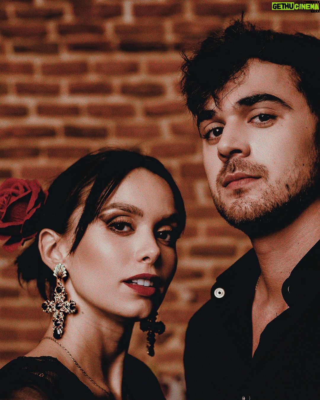 Sebastián Villalobos Instagram - Es que te quiero hasta cuando no te quiero 🌹 #GENUINO Productora: Gen24Flims; Guion: Iván García; Dirección: Álvaro Moriano; Dirección de fotografía: Ana de la Higuera; Dirección de vestuario y caracterización: Natalia Muñoz. Madrid, Spain
