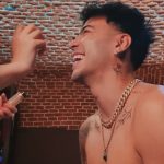 Sebastián Villalobos Instagram – Es que te quiero hasta cuando no te quiero 🌹 
#GENUINO

Productora: Gen24Flims; Guion: Iván García; Dirección: Álvaro Moriano; Dirección de fotografía: Ana de la Higuera; Dirección de vestuario y caracterización: Natalia Muñoz. Madrid, Spain