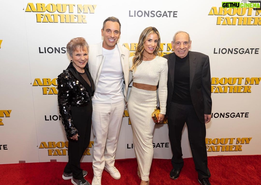Sebastian Maniscalco Instagram - Grazie Chicago! Thank you for last night’s hometown special screening! #AboutMyFather 🤌