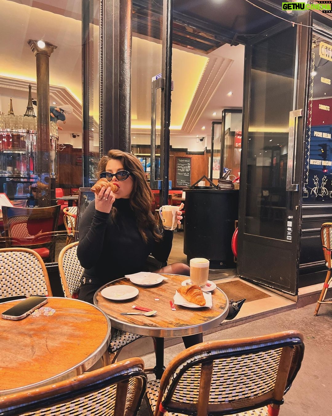 Selena Gomez Instagram - 40 hours. Paris. LOVE ON 2/22 🤍🔒