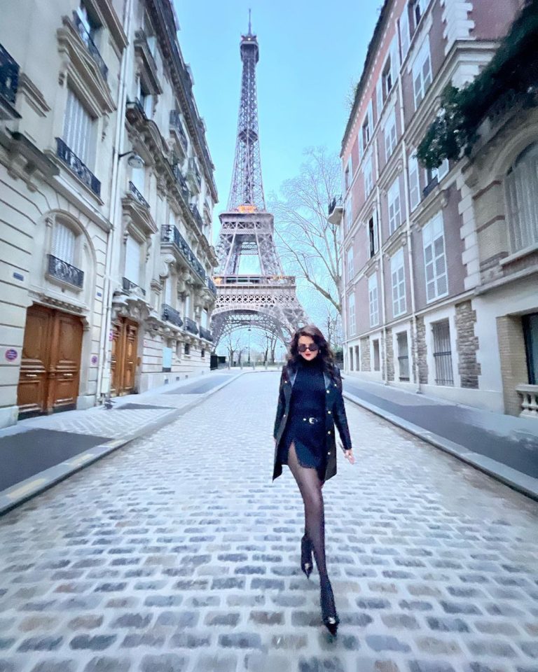 Selena Gomez Instagram - 40 hours. Paris. LOVE ON 2/22 🤍🔒