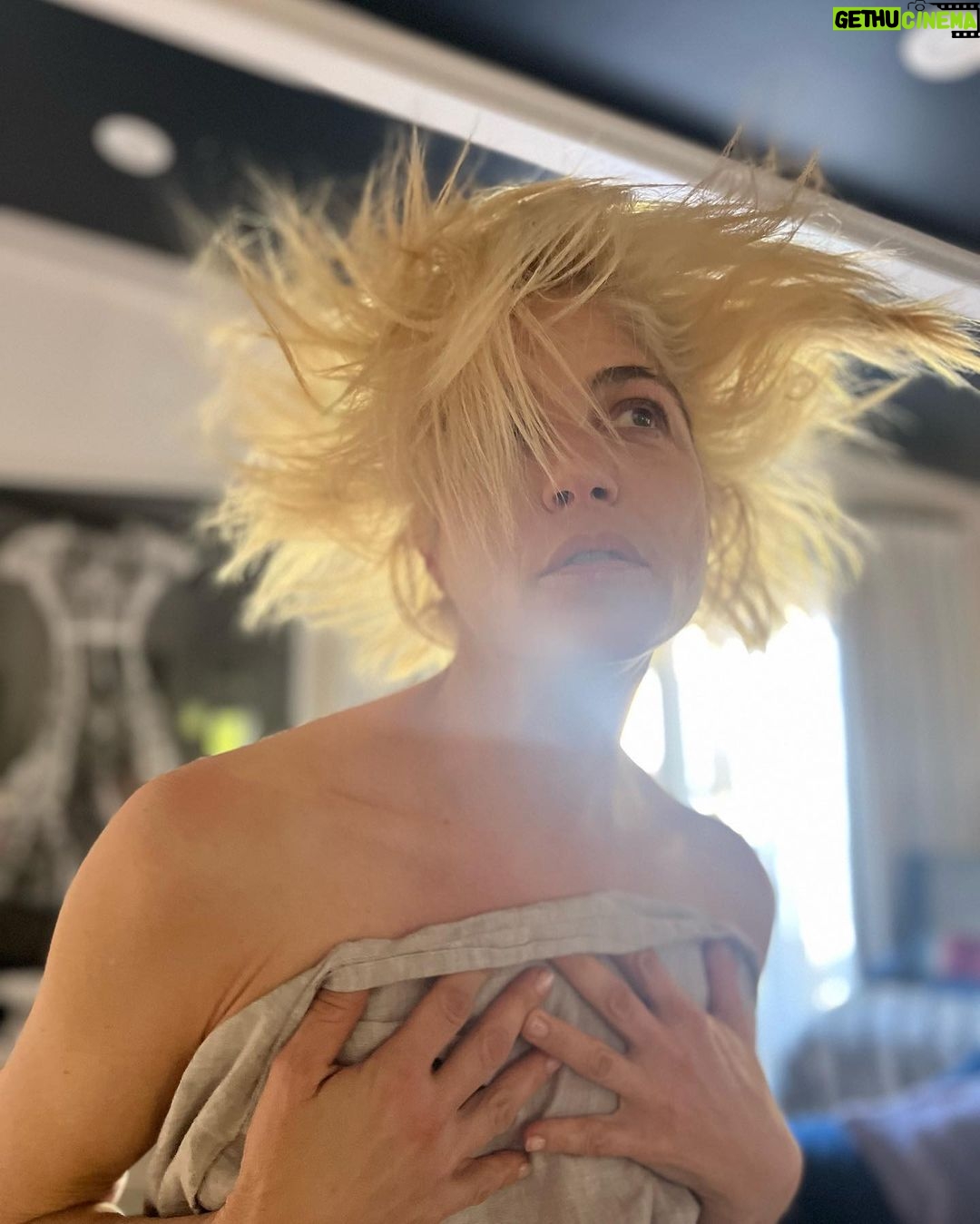 Selma Blair Instagram - Massage crown 💆♀️ by #aFlockofSeagulls