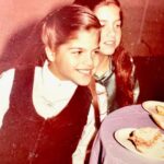 Selma Blair Instagram - “Good things will happen. And horrible things. And it will all be part of finding your footing and carrying on. You are worth loving.” To read more of my letter to my younger self, check out @people’s beautiful issue. Out now 💛 Image descriptions: Image 1: Selma has short blonde hair and wears a white blouse. Her hands are clasped in front of her mouth and she stands in a field of grass Image 2: Image of Selma as a young girl with long dark hair. She is smiling and wearing a black top with a white turtleneck under it. On the right is her sister Lizzie, who has long dark hair.