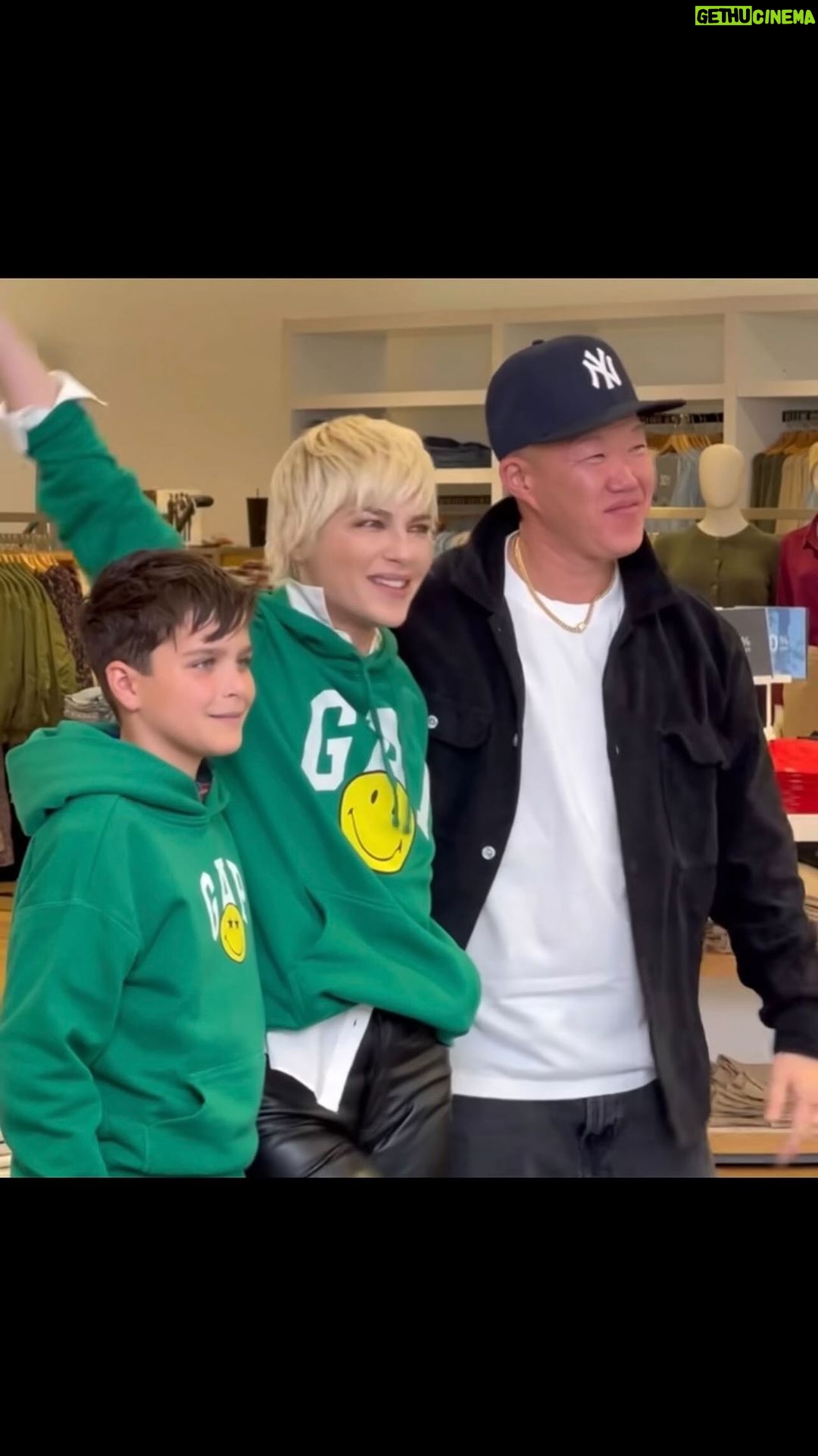 Selma Blair Instagram - Holiday cheer 🎁✨✨! In case you missed it… I had so much fun at the @gap holiday live shopping event! There are so many classic pieces to give and to get! ☺️ You can watch the full livestream on the Gap website. Xoxo #ad