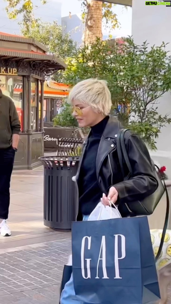 Selma Blair Instagram - โTis the season ๐ Head over to the @gap website TOMORROW 11/17 at 12pm PST for a LIVE shopping event - Iโll show you all of my holiday favorites. ๐ #ad
