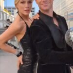 Selma Blair Instagram - It’s really happening TONIGHT ♥️ I can’t believe It’s here!! @dancingwiththestars LIVE on @disneyplus at 8 ET/5 PT #teamunderdogs Here’s how to vote: 1. visit https://disneyplus.com/vote 2. text SELMA to 21523. Voting opens at 8ET/5PT and closes shortly after the show and you can vote 10 times per method. Video description: 30 second video of Selma and Sasha rehearsing for Dancing with The Stars to the tune of Dancing Queen by Abba.