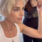 Selma Blair Instagram - Winging it with Terri and @guidebeautycosmetics 🧡 Using the GUIDE Eyeliner Duo — the multi-award winning GUIDE Wand and luxe, longwear eyeliner. Cover Image description: Selma has short blonde hair, wearing a white tank top, and is looking into a mirror. She applies eyeliner using the Guide eyeliner duo.