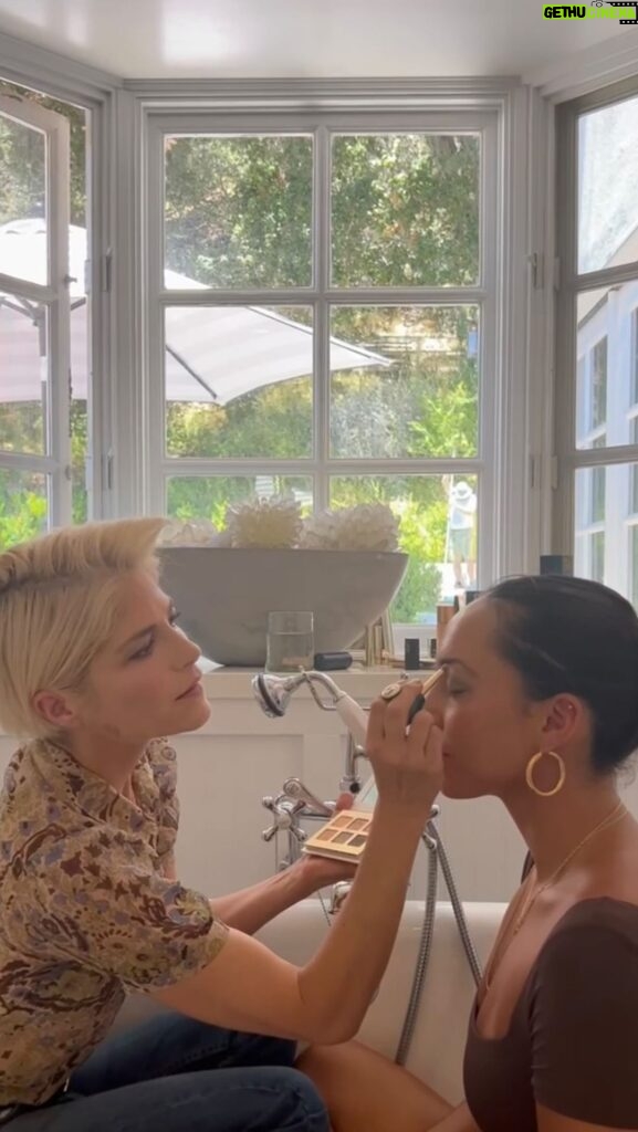 Selma Blair Instagram - Who’s next in the glam tub? Using the @guidebeautycosmetics brushes and Shadow Palette on Abby ✨