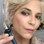 Selma Blair Instagram - My @guidebeautycosmetics tools are a GAME CHANGER. I had to show you these products in action, so here’s a look at the brush set, which I love for applying my GUIDE Shadow Palette and the Kendall x Kylie @kyliecosmetics highlighter. The GUIDE Wand + Liner make my winged eye liner dreams come true. Something I never thought would be possible if you asked me to do my makeup a few years ago. These products are universally designed and for everyone. Tag me if you try them out, I can’t wait to see you using these 🤍
