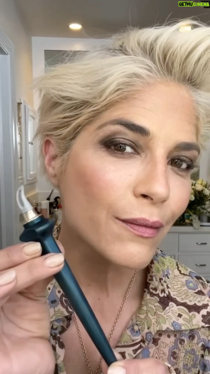 Selma Blair Instagram - My @guidebeautycosmetics tools are a GAME CHANGER. I had to show you these products in action, so here’s a look at the brush set, which I love for applying my GUIDE Shadow Palette and the Kendall x Kylie @kyliecosmetics highlighter. The GUIDE Wand + Liner make my winged eye liner dreams come true. Something I never thought would be possible if you asked me to do my makeup a few years ago. These products are universally designed and for everyone. Tag me if you try them out, I can’t wait to see you using these 🤍