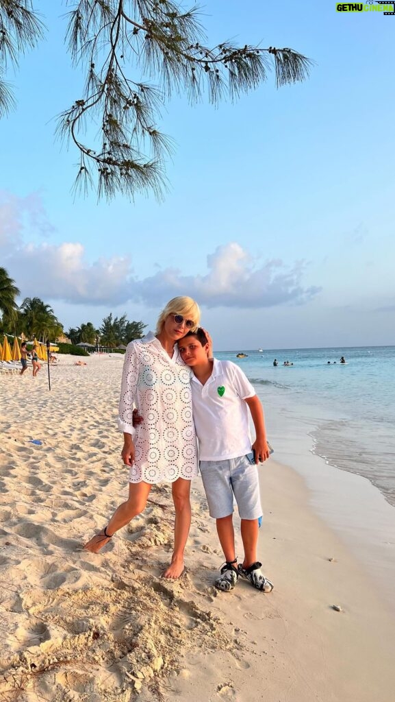 Selma Blair Instagram - This is the lemon 🍋 sunshine, clear Caribbean family vacation I have wanted for years. It has softened the edges of a rough and weathered era. The ocean, and our son, a book and the mouth watering mangos carried home in a paper bag, proud of the treasure we were given for Arthur. Fishing 🎣 whoops and the marvel of years gone by and the awesome adventures that have opened up. I am wishing and wishing another stretch. 💛💛💛 Video description: Video montage of Selma, her son Arthur and his father Jason at the beach, on a boat in the ocean and fishing. The sound of laughter and the song Calm Down by Rema (with Selena Gomez) is played.