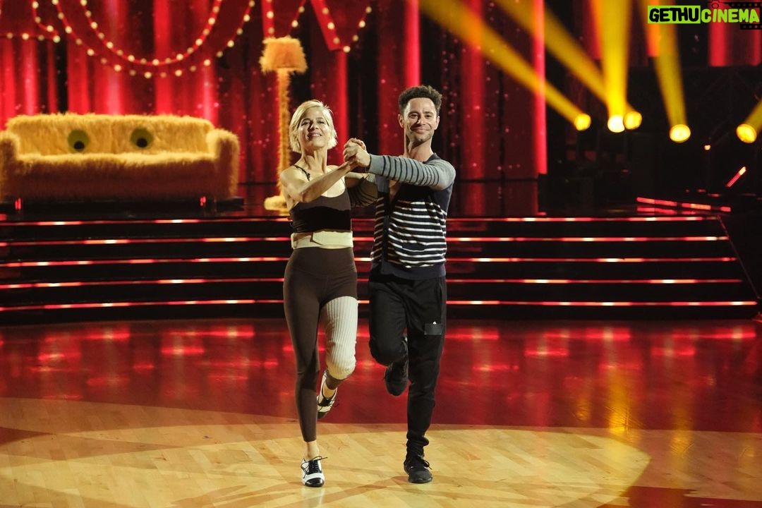 Selma Blair Instagram - I’m living my childhood dream tonight dancing to the Muppets on @dancingwiththestars !! ✨ Tune in to see a special appearance from Miss Piggy and Kermit💜 Watch and vote at 5pm PT / 8pm ET LIVE on @disneyplus Image Description: Four images of Selma and Sasha dancing together on stage. Selma has short blonde hair and looks at Sasha. Selma wears brown leggings, a brown tank top, and white and black shoes. Sasha has dark brown hair. Sasha wears a striped long sleeve shirt, black pants, and black shoes.