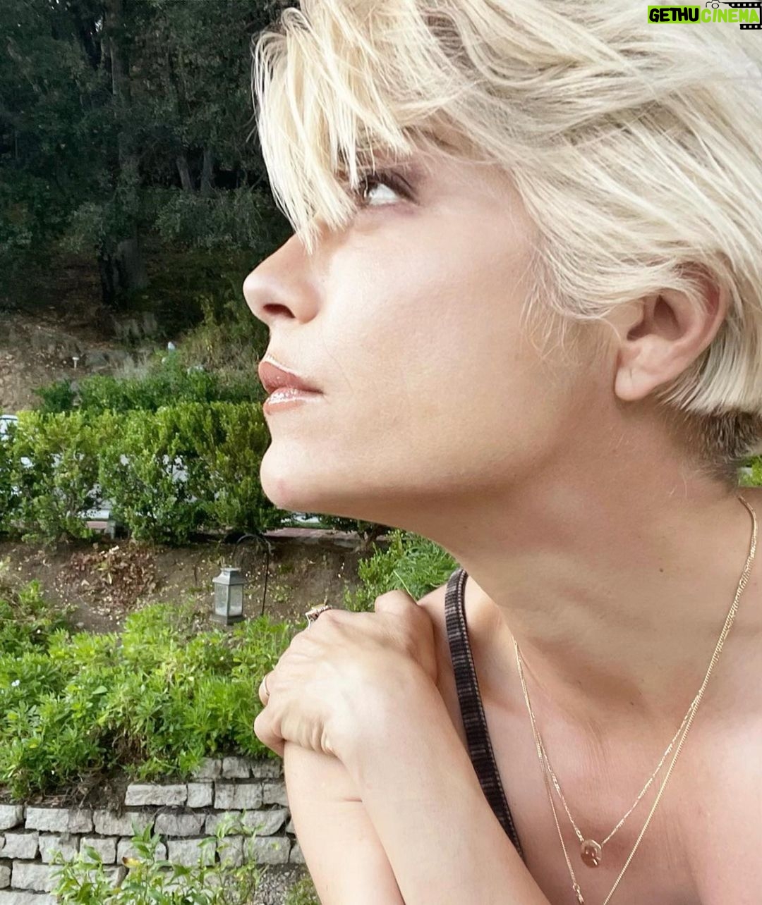 Selma Blair Instagram - Feeling that summer love and finding my light ☀️ @guidebeautycosmetics shadow palette and brow gel @kyliecosmetics besitos gloss drip 💋