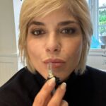 Selma Blair Instagram - ICYMI Here is the Live with me and Terri Bryant, founder of @GuideBeautyCosmetics discussing the Guide Wand being sold on its own for the FIRST time ever! 💚✨ ps. the entire guidebeauty.com is 25% for a limited time with code WAND25! Image Description: Selma has short blonde hair and wears a black long sleeve top. She is holding the Guide Beauty Cosmetics Wand in her hand