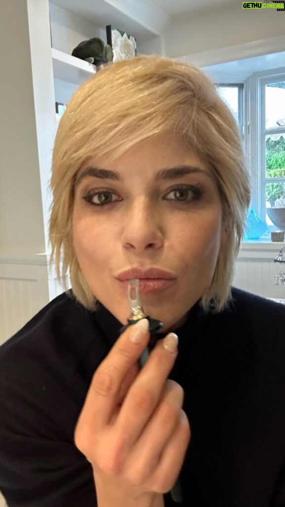 Selma Blair Instagram - ICYMI Here is the Live with me and Terri Bryant, founder of @GuideBeautyCosmetics discussing the Guide Wand being sold on its own for the FIRST time ever! 💚✨ ps. the entire guidebeauty.com is 25% for a limited time with code WAND25! Image Description: Selma has short blonde hair and wears a black long sleeve top. She is holding the Guide Beauty Cosmetics Wand in her hand
