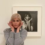 Selma Blair Instagram - Joan Didion is my muse. Every time I read her words they calm me. And I am inspired to see life through a different lens. Thank you @hammer_museum for the wonderful experience and thank you @alexkimkenealy for putting this lovely video together 💛. Video Description: Video of Selma at the Joan Didion exhibit at the Hammer Museum. Selma has short blonde hair and wears a grey sweater. The video features clips of Selma as well as the exhibit.