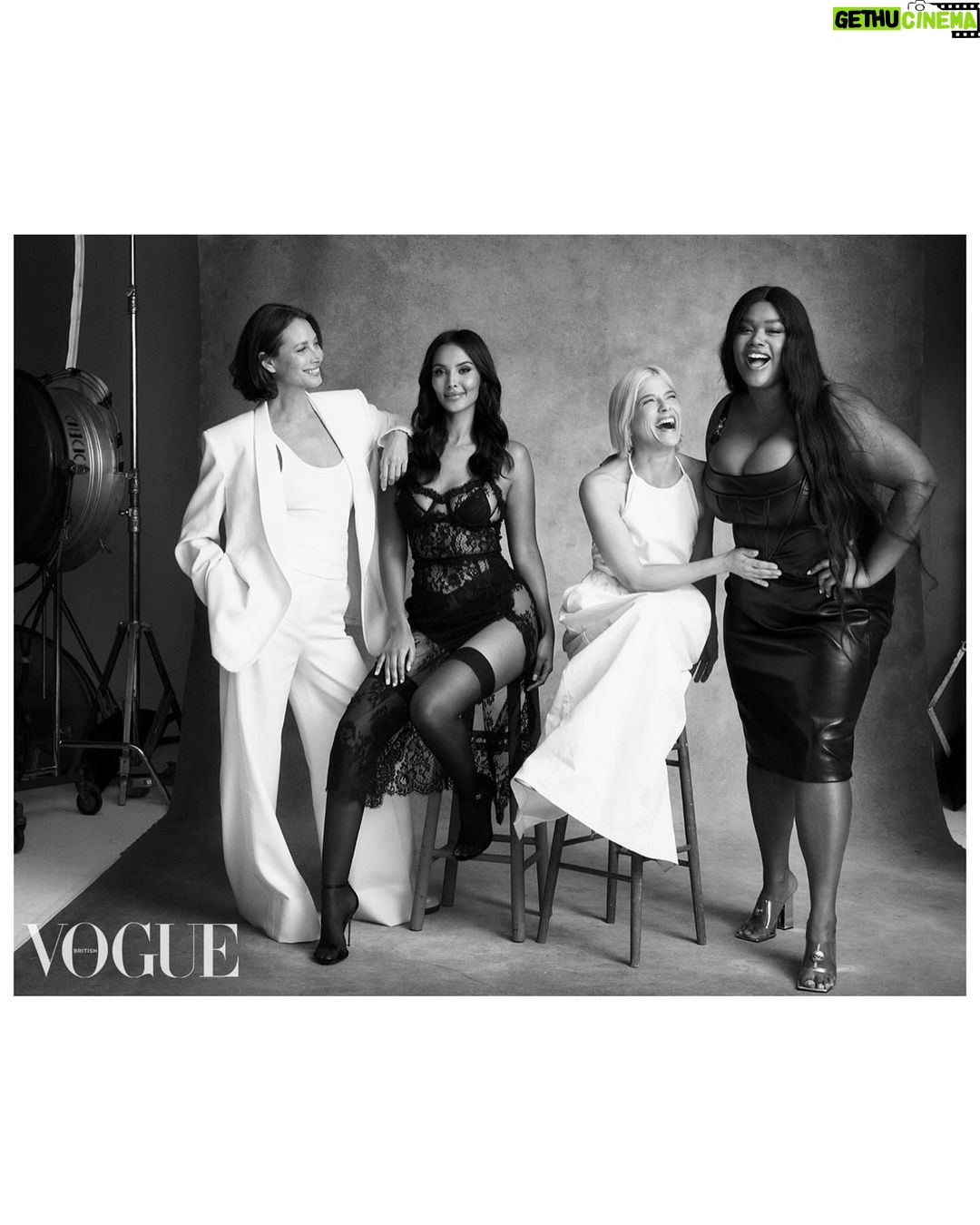 Selma Blair Instagram - There are dark days and years, times when we isolate and forget about the awe. This day was not one of those, not even in that century. All of these women, I admire and respect and revere. In my half a century living among these legends , I have been lucky enough to cherish so many at this shoot personally. I didn’t want to hug goodbye and have it end. Thank you Edward and Steven and Pat and Guido and Ned and Jill for changing me for the best. Ps. Kate, you are still all superlatives. And I miss you already. ♥️♥️♥️. @SerenaWilliams, @CTurlington, @JaneFonda, @MayaJama, @PreciousLeexoxo, @KateMossAgency and @SelmaBlair photographed by @NedRogers and styled by @Edward_Enninful, with hair creative director @GuidoPalau, Jane’s hair by @TeddyCharles35, make-up creative director @PatMcGrathReal, Jane’s make-up by @GenevieveHerr, nails by @JinSoonChoi, hair colourist @LenaOtt, set design by @MaryHoward_SetDesign at @MHS_Artists, production by @ProdN_ArtAndCommerce and executive producer #RukRichards. Talent casting by @JillDemling, model casting by @MrsVoguester and @Janay_Bailey1, deputy director, global fashion network @LauraJaneIngham, fashion editor @EnieD, associate fashion editor @RebeccaPurshouse and fashion assistants @Char_Rutter, @InesCMourao, @AmanataA, @BiancaParisotto, @BillieRoseOwen, @JasmineFontaina and @Olivia.Jakubik. With thanks to @JimmyMoff, Lars Nordensten, @HookPropsBK and @HighLineStages, New York. Image descriptions pinned in comments.