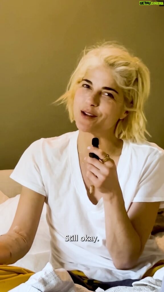 Selma Blair Instagram - Health update 💛 #InBedWithSelma Video Description: a video of Selma with short blonde hair wearing a white t-shirt, sitting in bed and sharing a health update while receiving IVIG.