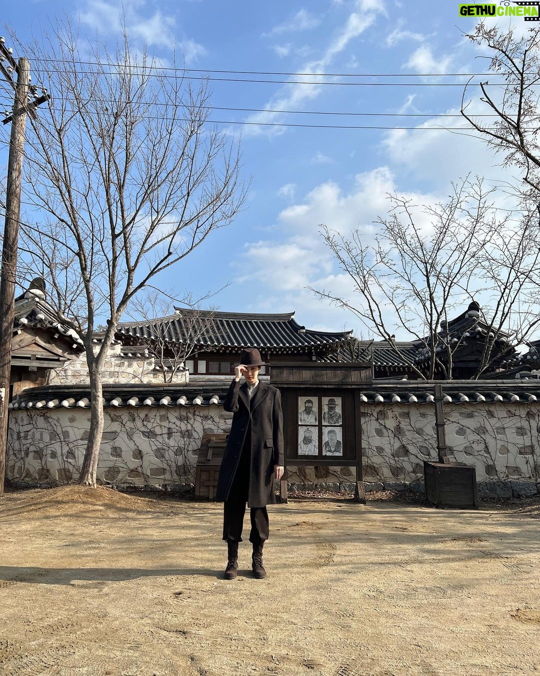 Seohyun Instagram - 위장을 했는데 두목님이랑 너무 비슷한 인상착의 인듯하여 매우 불안하다.. 그나저나 태국팬미팅에서 Sad waltz 부를까 하는데 어떻습니까 여러분?💃🏻