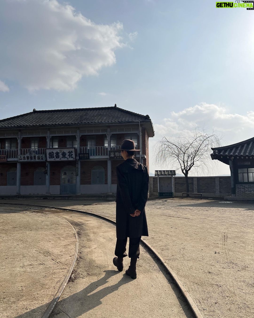 Seohyun Instagram - 위장을 했는데 두목님이랑 너무 비슷한 인상착의 인듯하여 매우 불안하다.. 그나저나 태국팬미팅에서 Sad waltz 부를까 하는데 어떻습니까 여러분?💃🏻