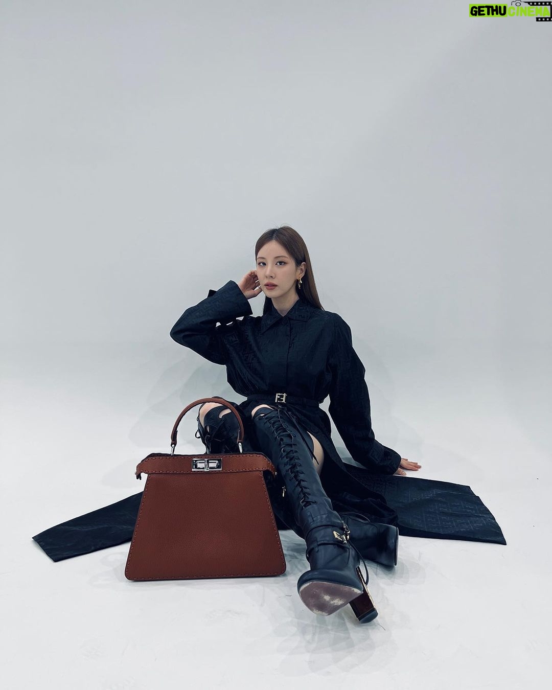 Seohyun Instagram - #FendiPeekaboo 👜 @fendi