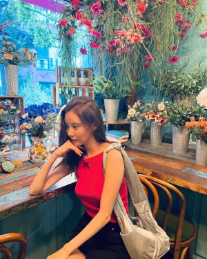 Seohyun Instagram - 🌷