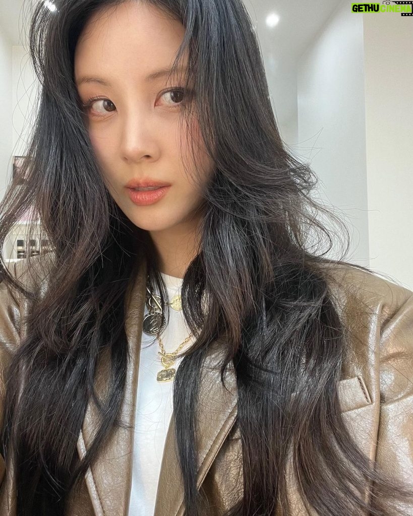 Seohyun Instagram - 흑발 차주은 is back😎 사생활 컨셉으로 연극 응원다녀왔서현🦸🏻‍♀️