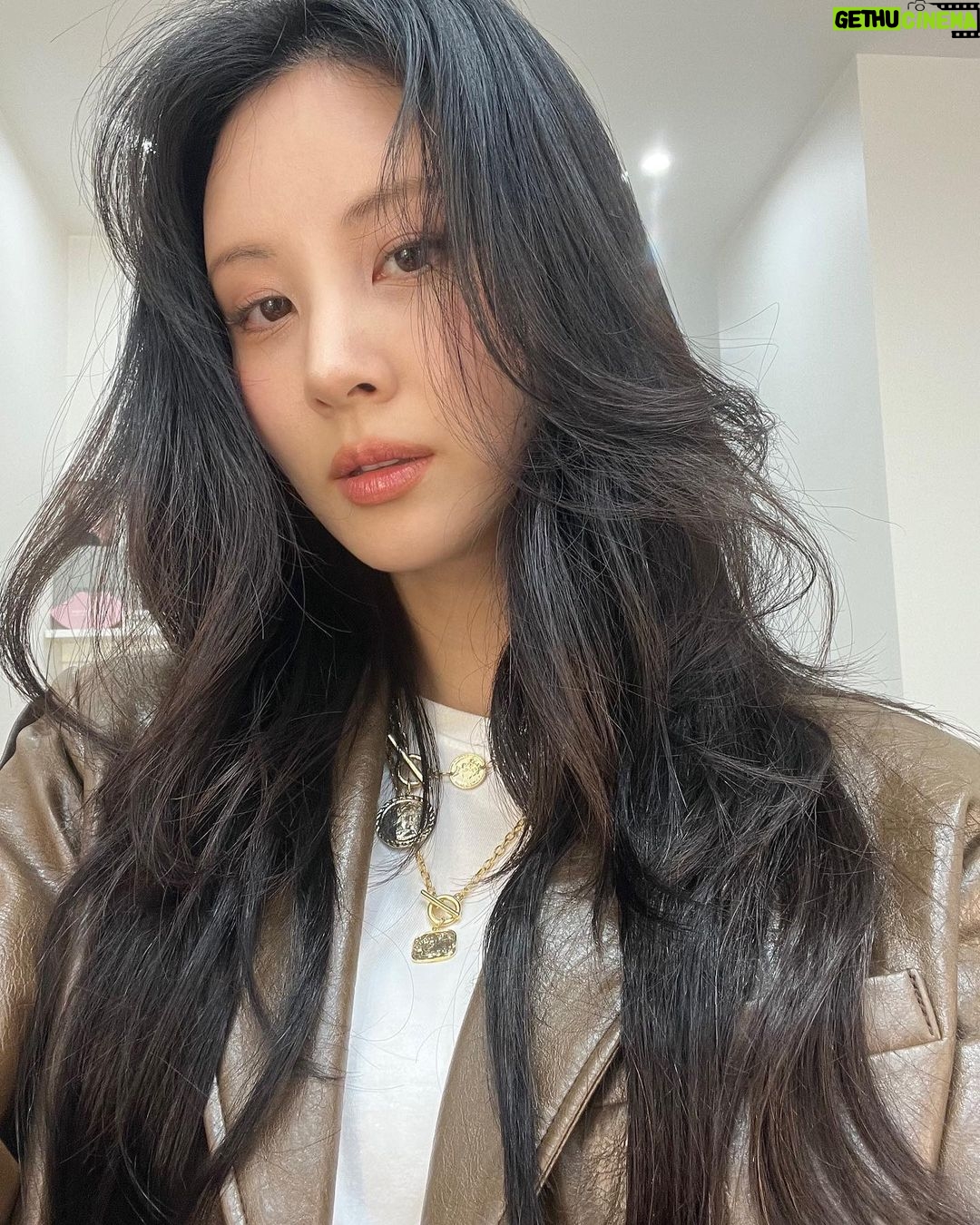 Seohyun Instagram - 흑발 차주은 is back😎 사생활 컨셉으로 연극 응원다녀왔서현🦸🏻♀️