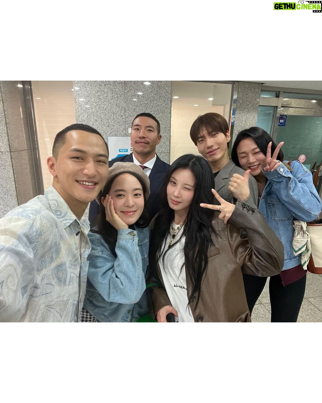 Seohyun Instagram - 흑발 차주은 is back😎 사생활 컨셉으로 연극 응원다녀왔서현🦸🏻♀️